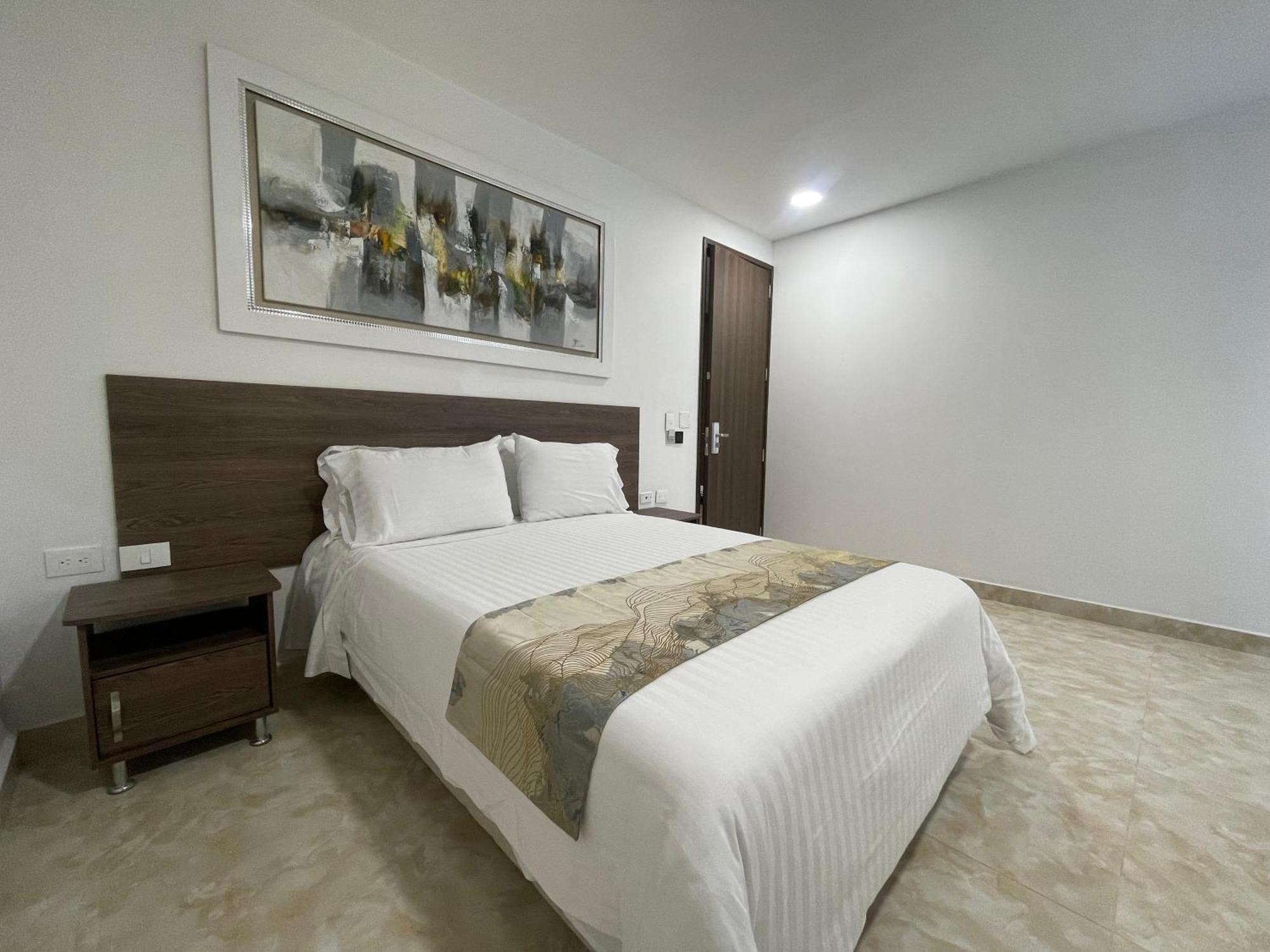 Hotel Royal Elim Internacional Cali Exterior foto A bedroom in a hotel